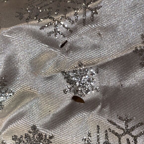 Miniature 24” Christmas Tree Incl. 14 Ornaments Skirt And Red Star Topper - Picture 4 of 10